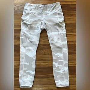 Athleta Contender 7/8 leggings Gray/grey camouflage print Size S